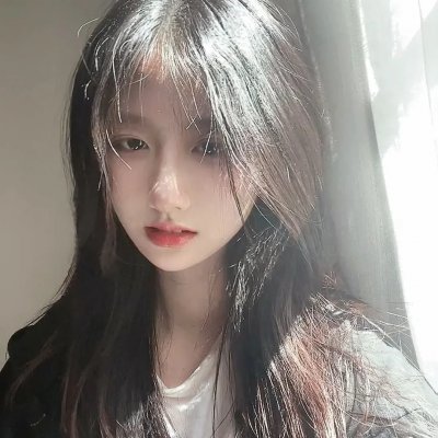 泳池里的女人